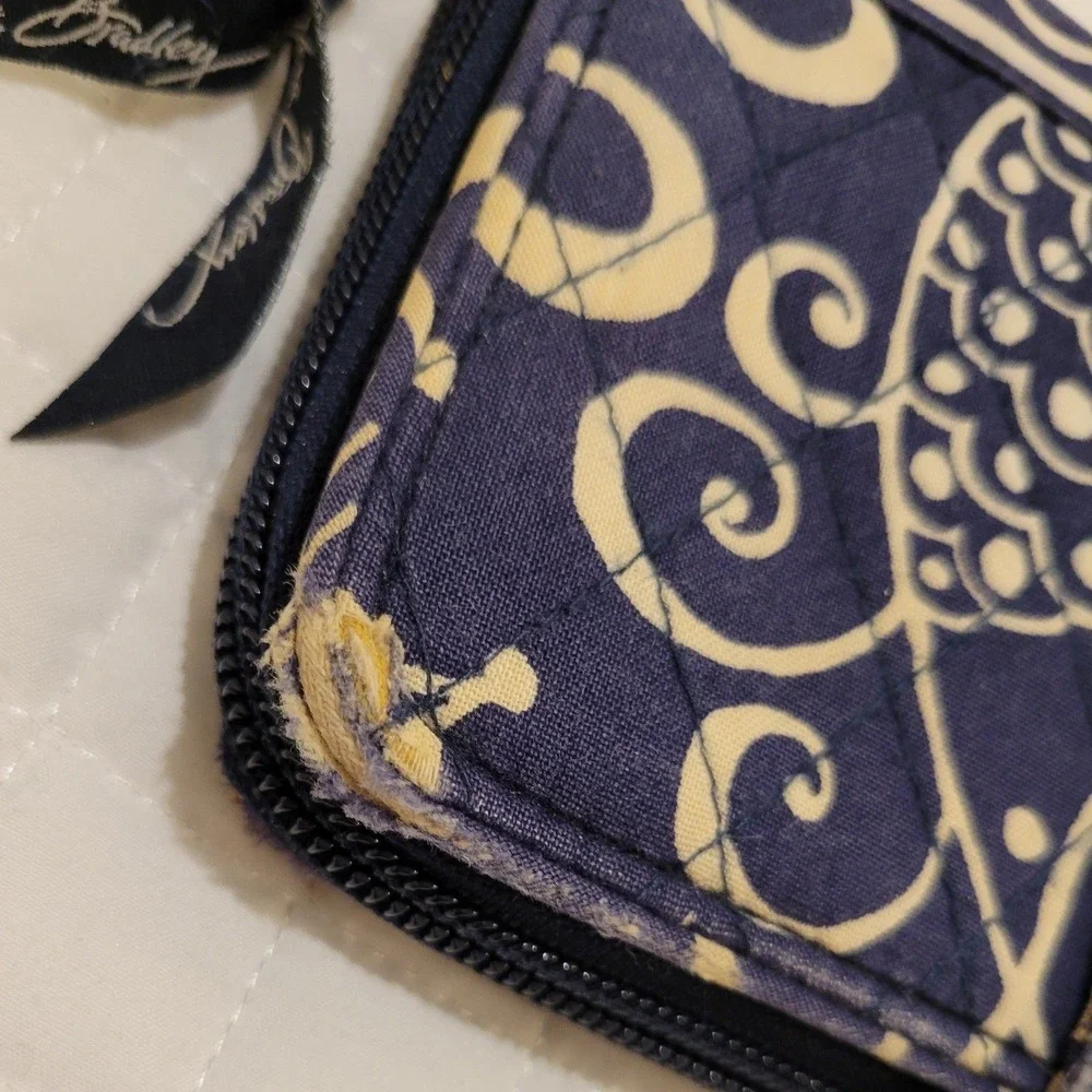 Vera Bradley Navy White Twirly Birds Floral Paisley Quilted Turnlock Wallet Fair